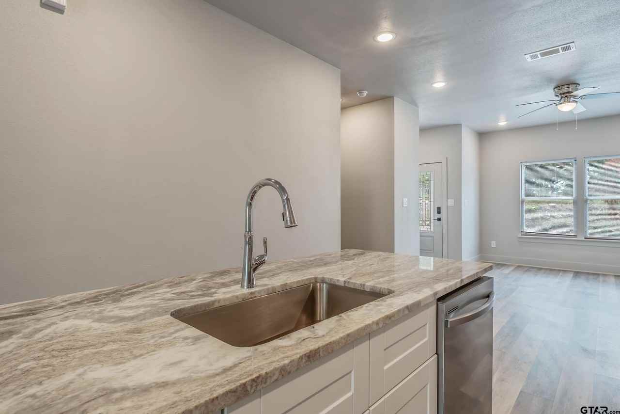 136 Belcher St - Photo 6 of 22