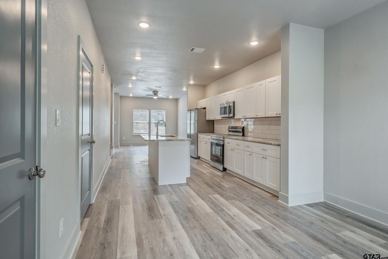 136 Belcher St - Photo 7 of 22