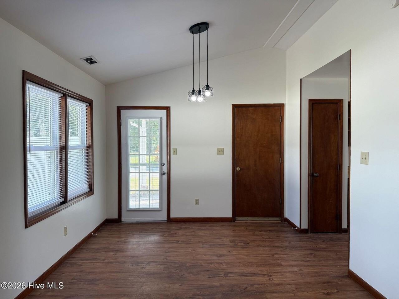 200 Sugarwood Ct - Photo 4 of 9