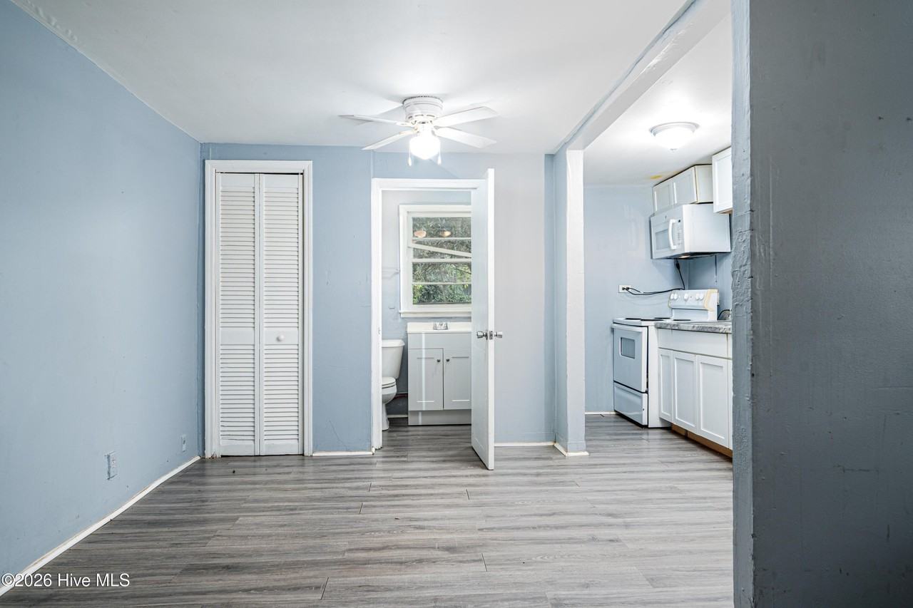 1211 Bay St - Photo 2 of 8