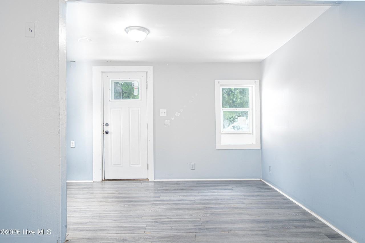 1211 Bay St - Photo 3 of 8