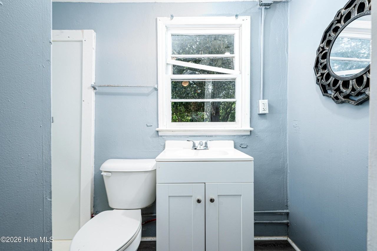 1211 Bay St - Photo 4 of 8