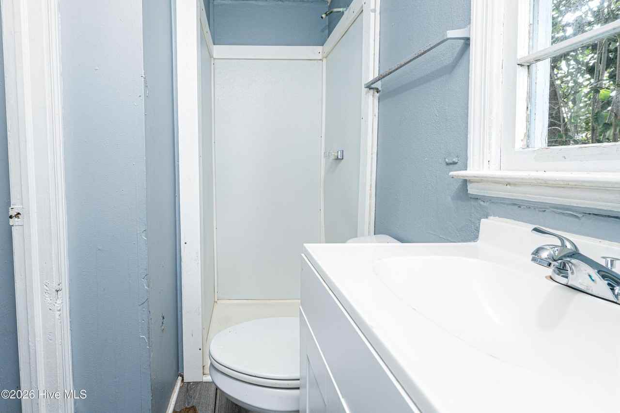 1211 Bay St - Photo 5 of 8