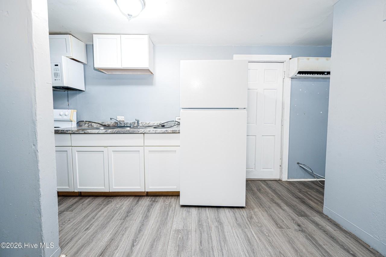 1211 Bay St - Photo 6 of 8
