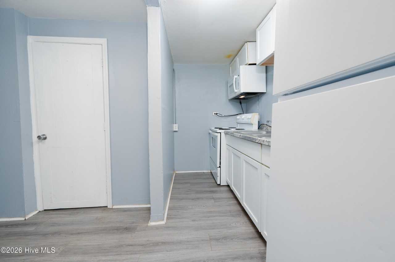 1211 Bay St - Photo 7 of 8