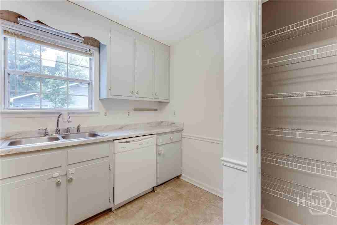 180 Oak Dr - Photo 7 of 33