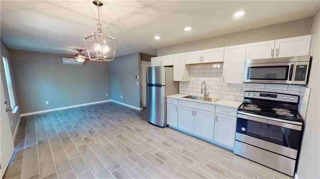 809 N Adams St - Photo 4 of 10