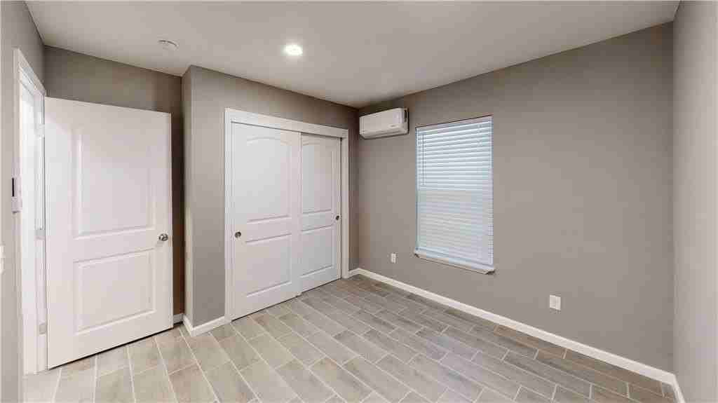 809 N Adams St - Photo 5 of 10