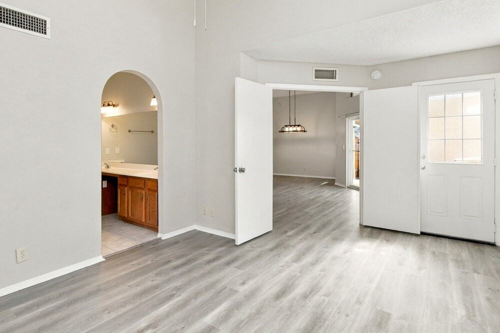 1041 E Sunburst Ln - Photo 4 of 17