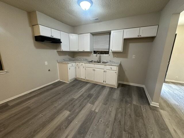 1220 Pond St - Photo 4 of 11