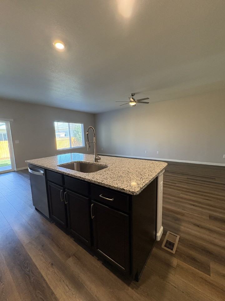 2115 Dexter St - Photo 6 of 22