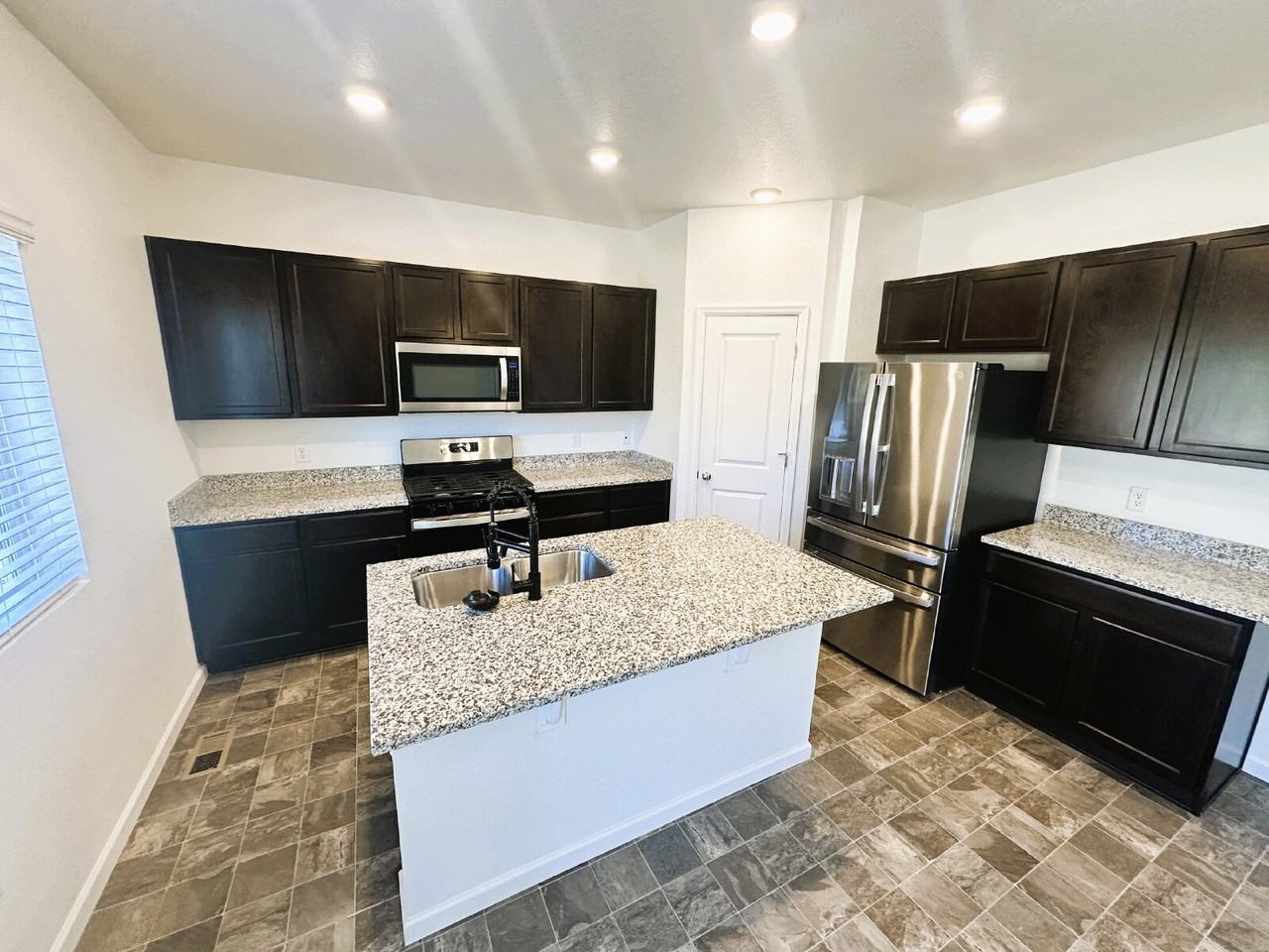42853 Ivydel St - Photo 5 of 28