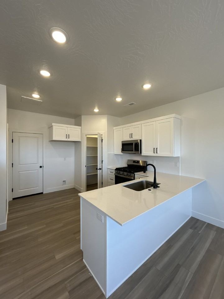 1068 E Malibu Ln - Photo 3 of 33