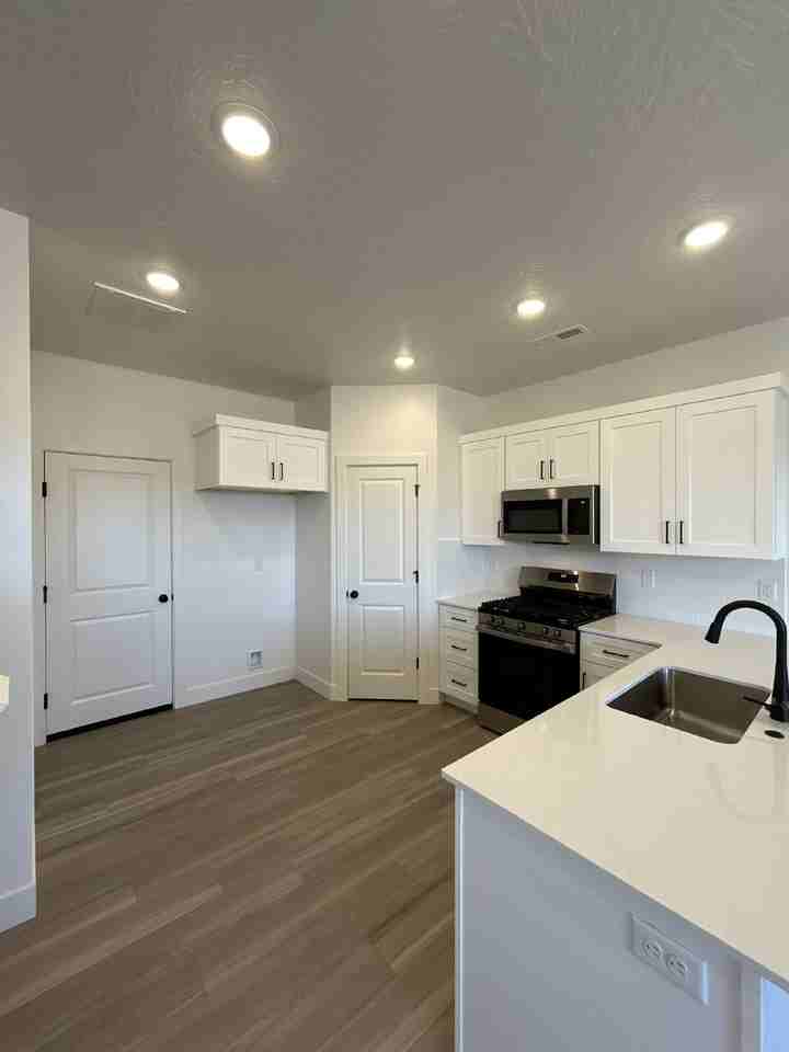 1068 E Malibu Ln - Photo 4 of 33