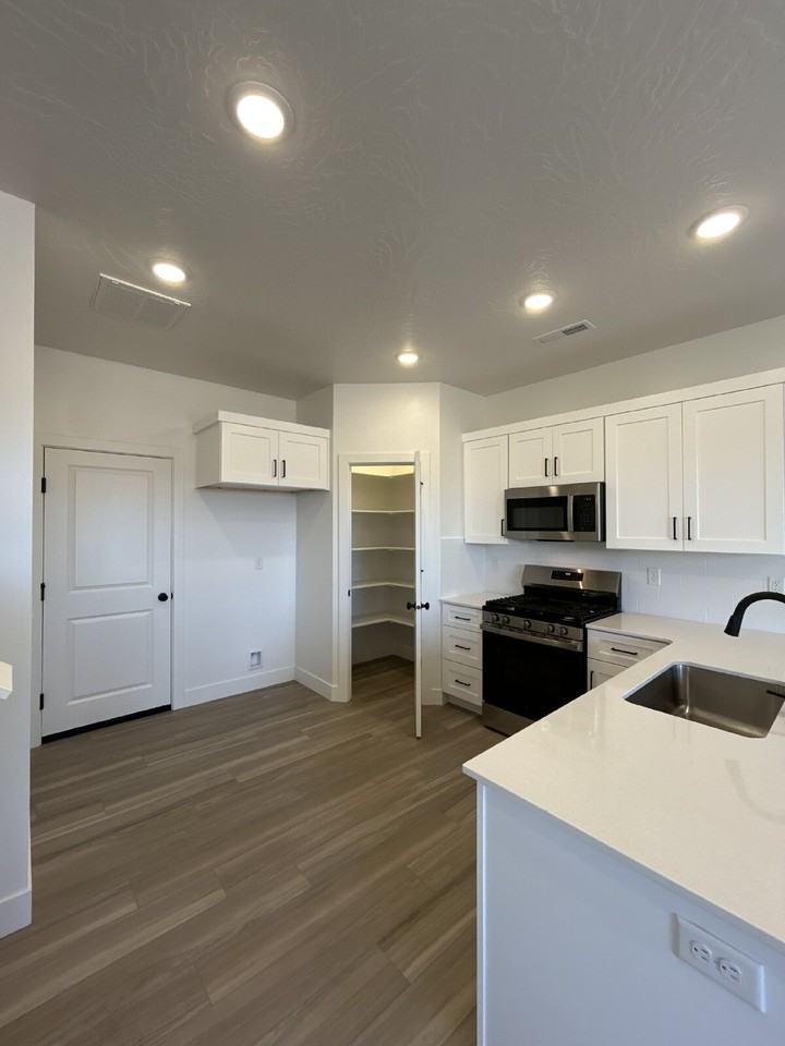 1068 E Malibu Ln - Photo 5 of 33