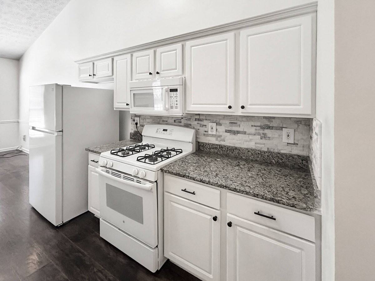 565 Clairidge Ln - Photo 4 of 29