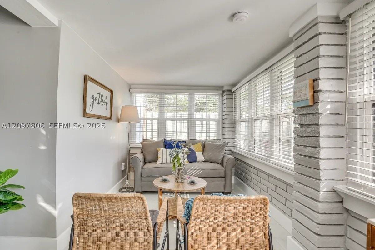 1237 Sw 28th St - Photo 2 of 19