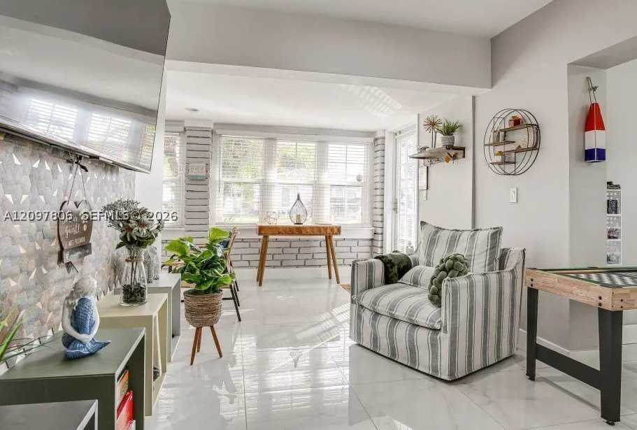 1237 Sw 28th St - Photo 4 of 19