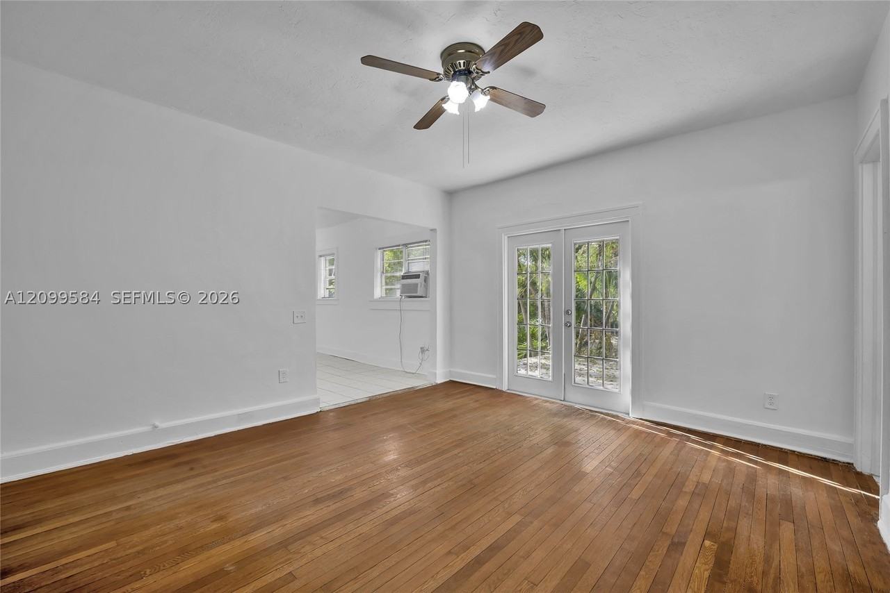 670 W 46th St #7 - Photo 3 of 17