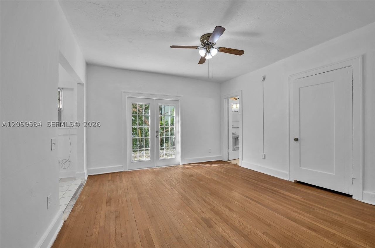 670 W 46th St #7 - Photo 4 of 17