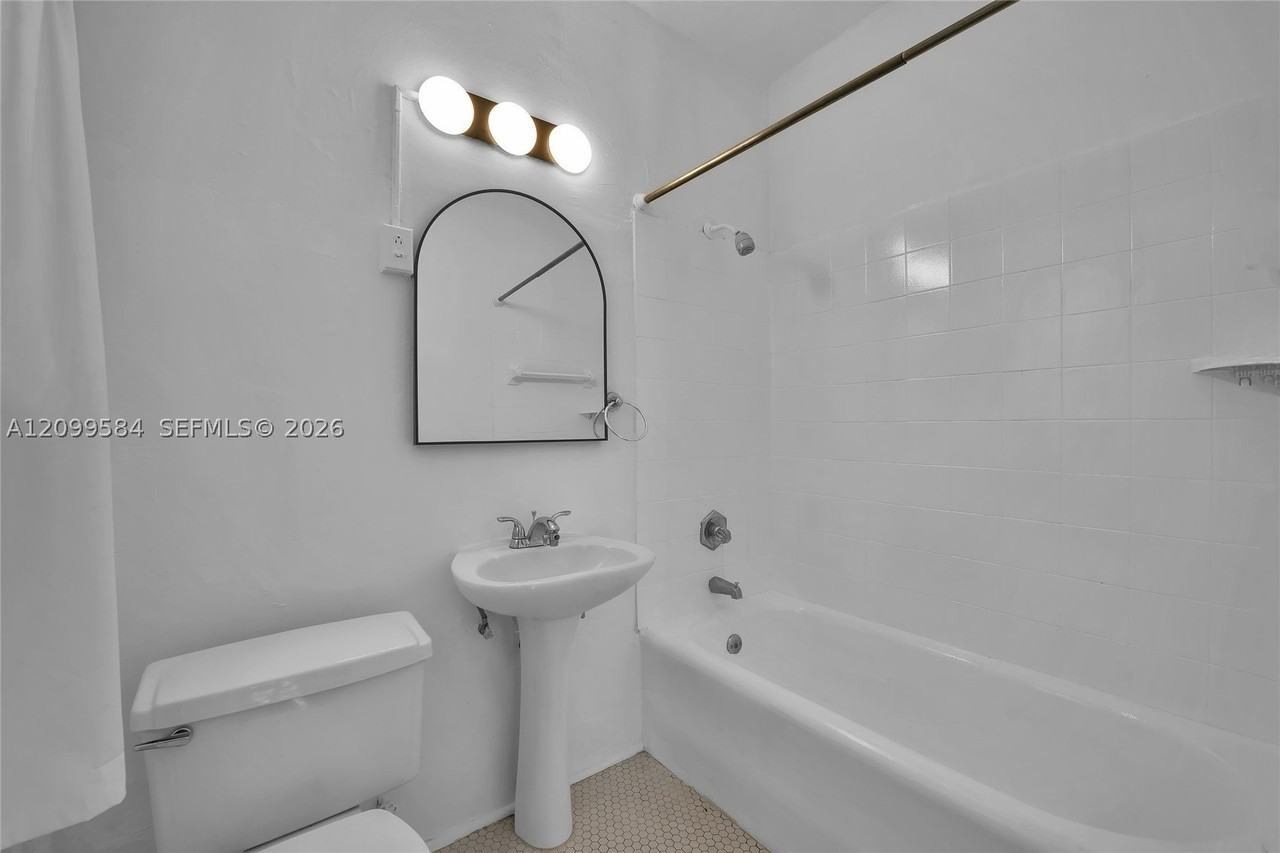 670 W 46th St #7 - Photo 5 of 17