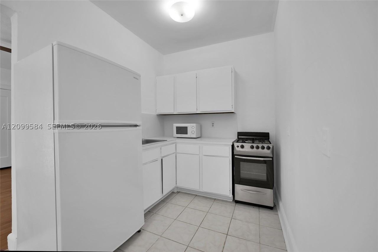 670 W 46th St #7 - Photo 7 of 17