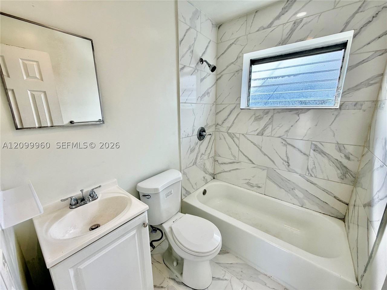 842 Nw 8th St #4 - Photo 3 of 13
