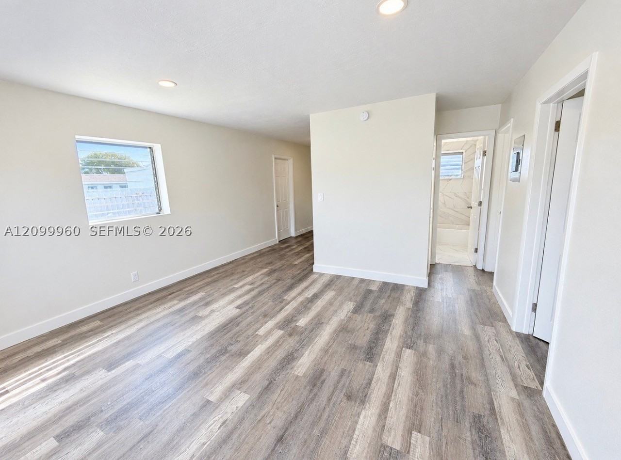 842 Nw 8th St #4 - Photo 5 of 13