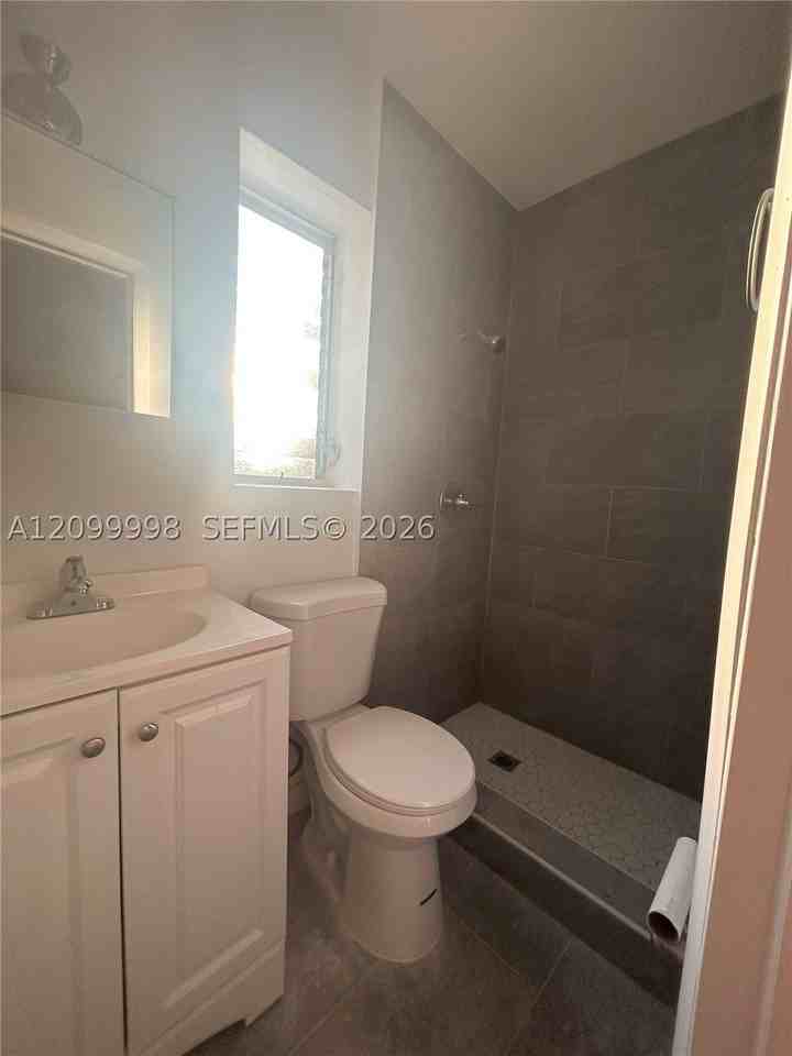 1220 Ne 110th Ter #C - Photo 3 of 6