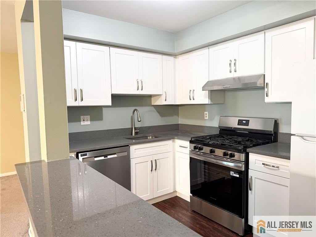 112 Lowell Ct #8 - Photo 3 of 35