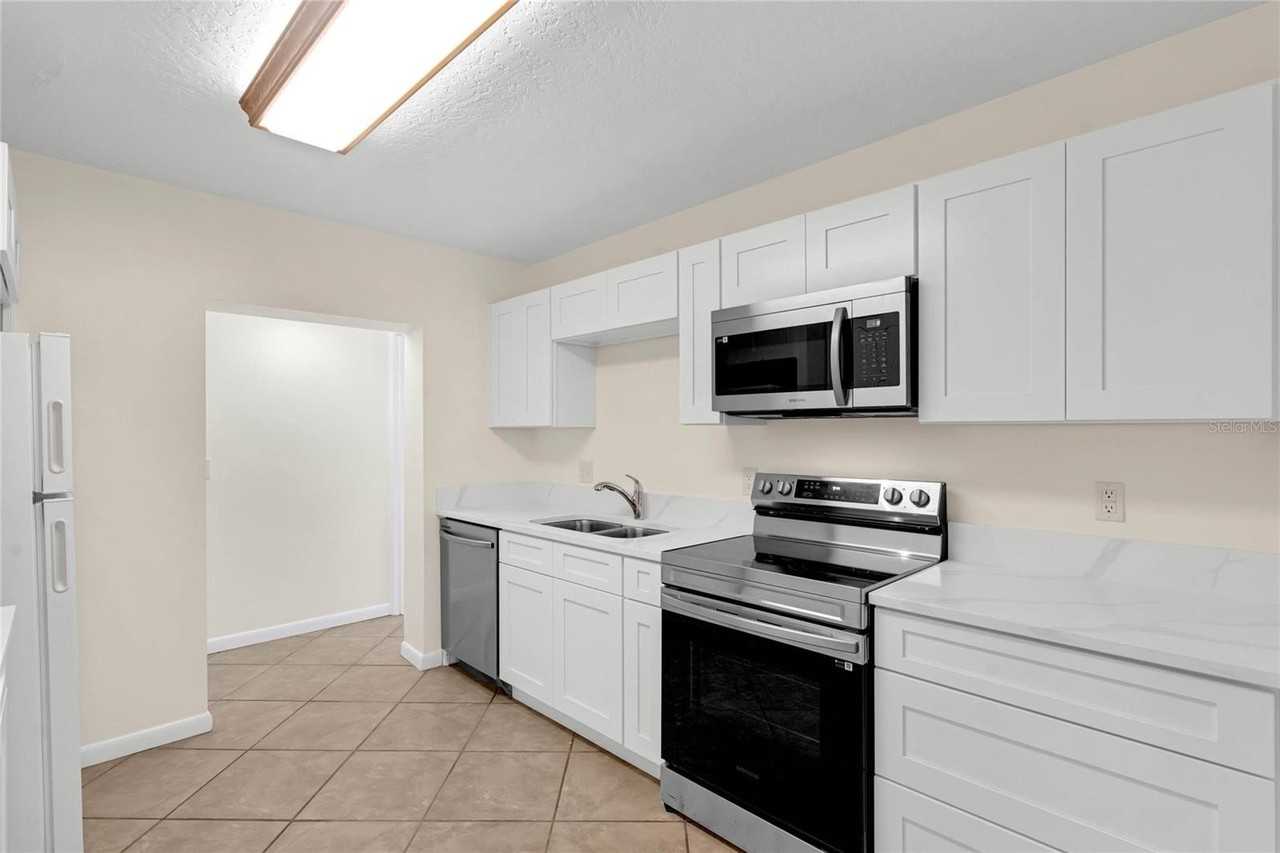 2037 Woodlawn Dr - Photo 6 of 8