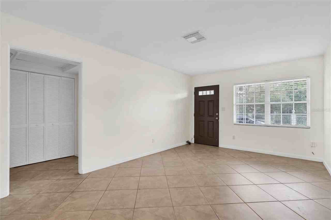 2037 Woodlawn Dr - Photo 7 of 8