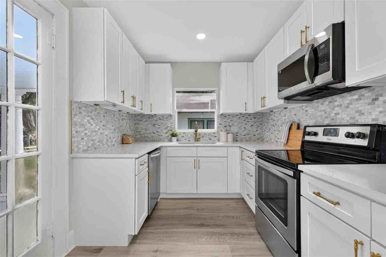 1201 Oakhill St - Photo 6 of 18