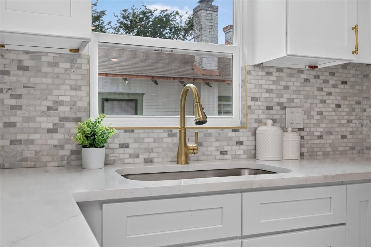 1201 Oakhill St - Photo 7 of 18