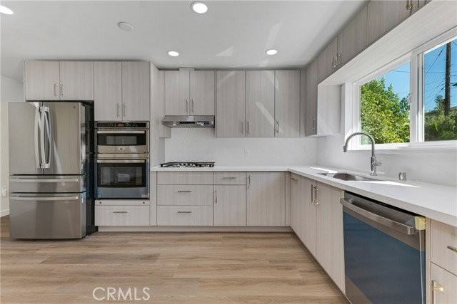17706 Collins St - Photo 4 of 8