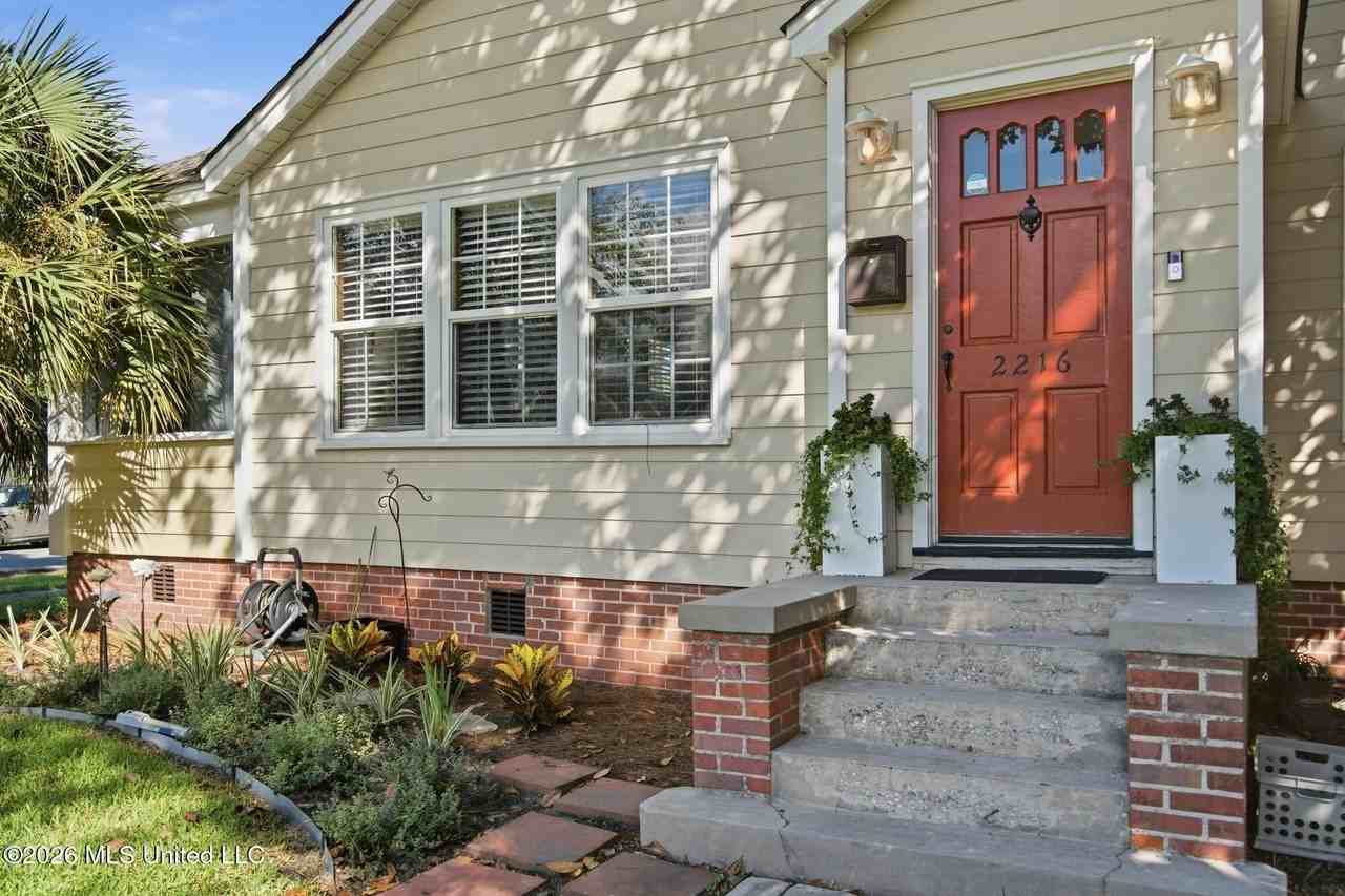 2216 Broadmoor Pl - Photo 3 of 27