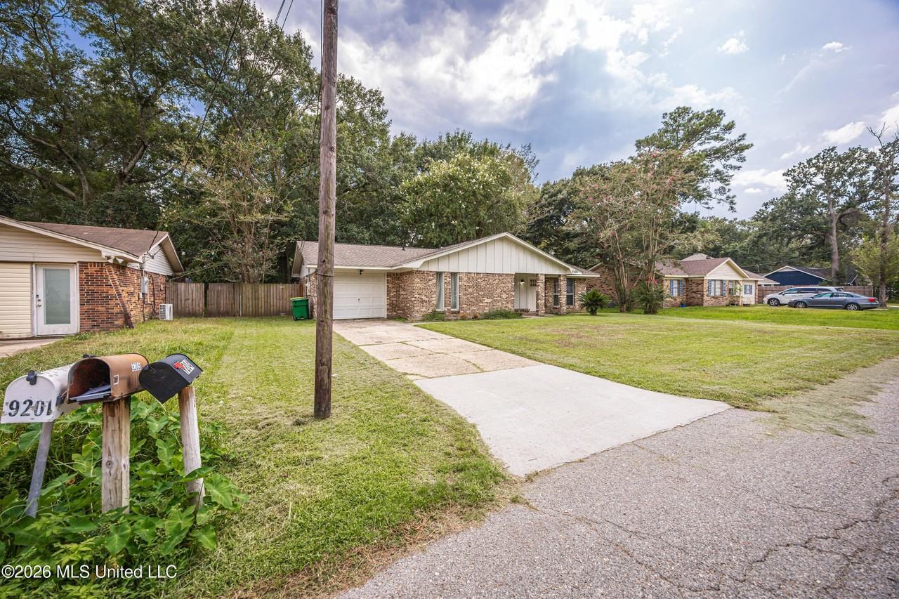 9205 Warbler Ave - Photo 4 of 38