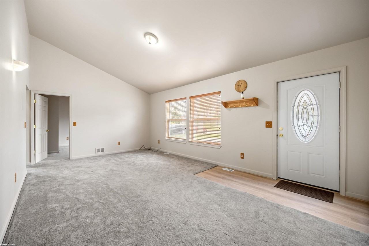 650 Peacock Ave - Photo 4 of 27