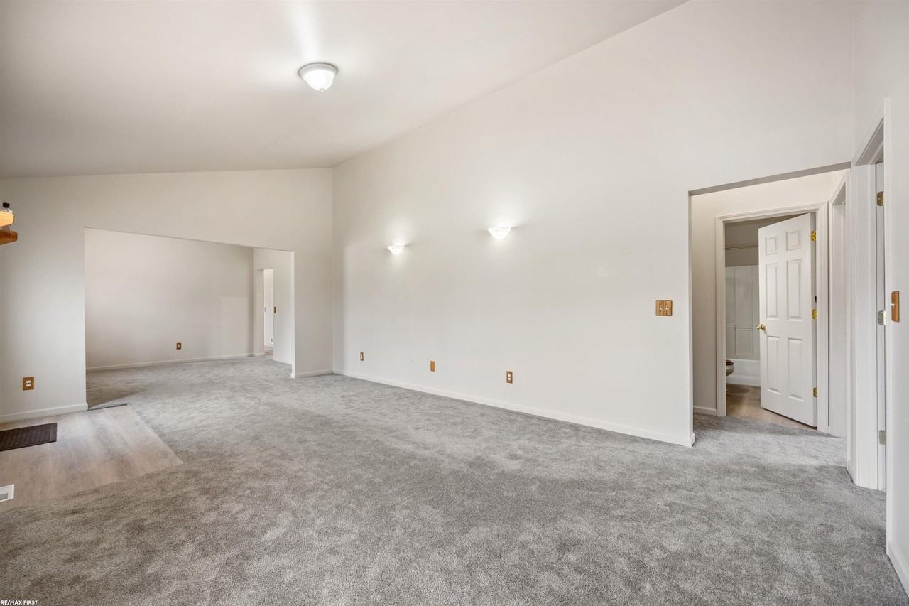 650 Peacock Ave - Photo 7 of 27