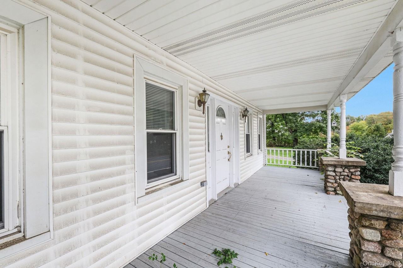 708 Burlingham Rd - Photo 4 of 36