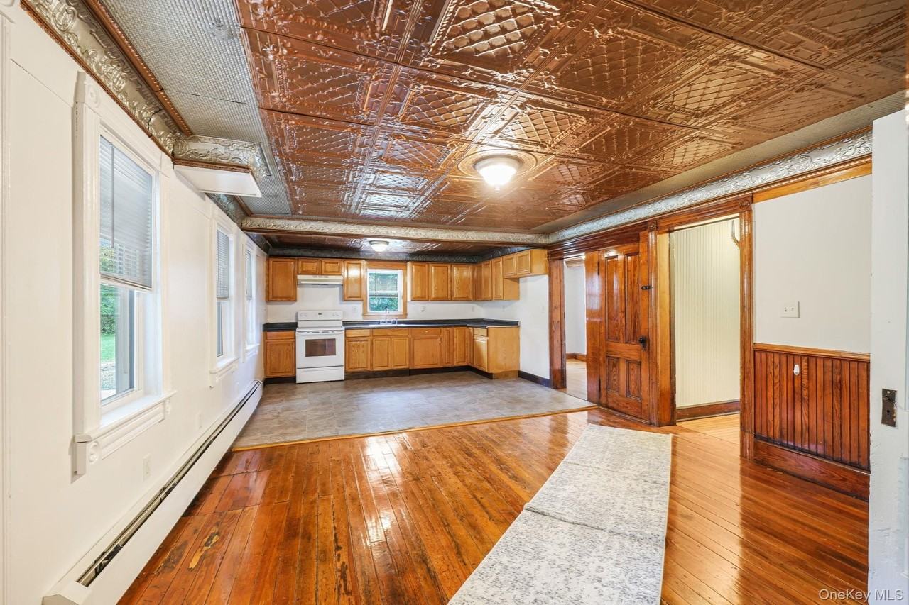 708 Burlingham Rd - Photo 5 of 36