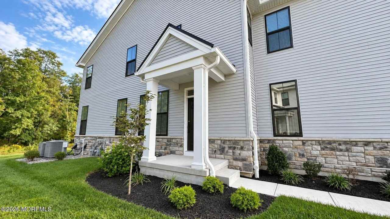 106 Mustang Dr - Photo 3 of 41
