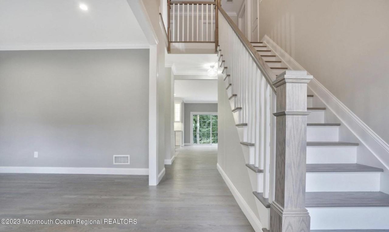 349 Eastbourne Ave - Photo 3 of 15