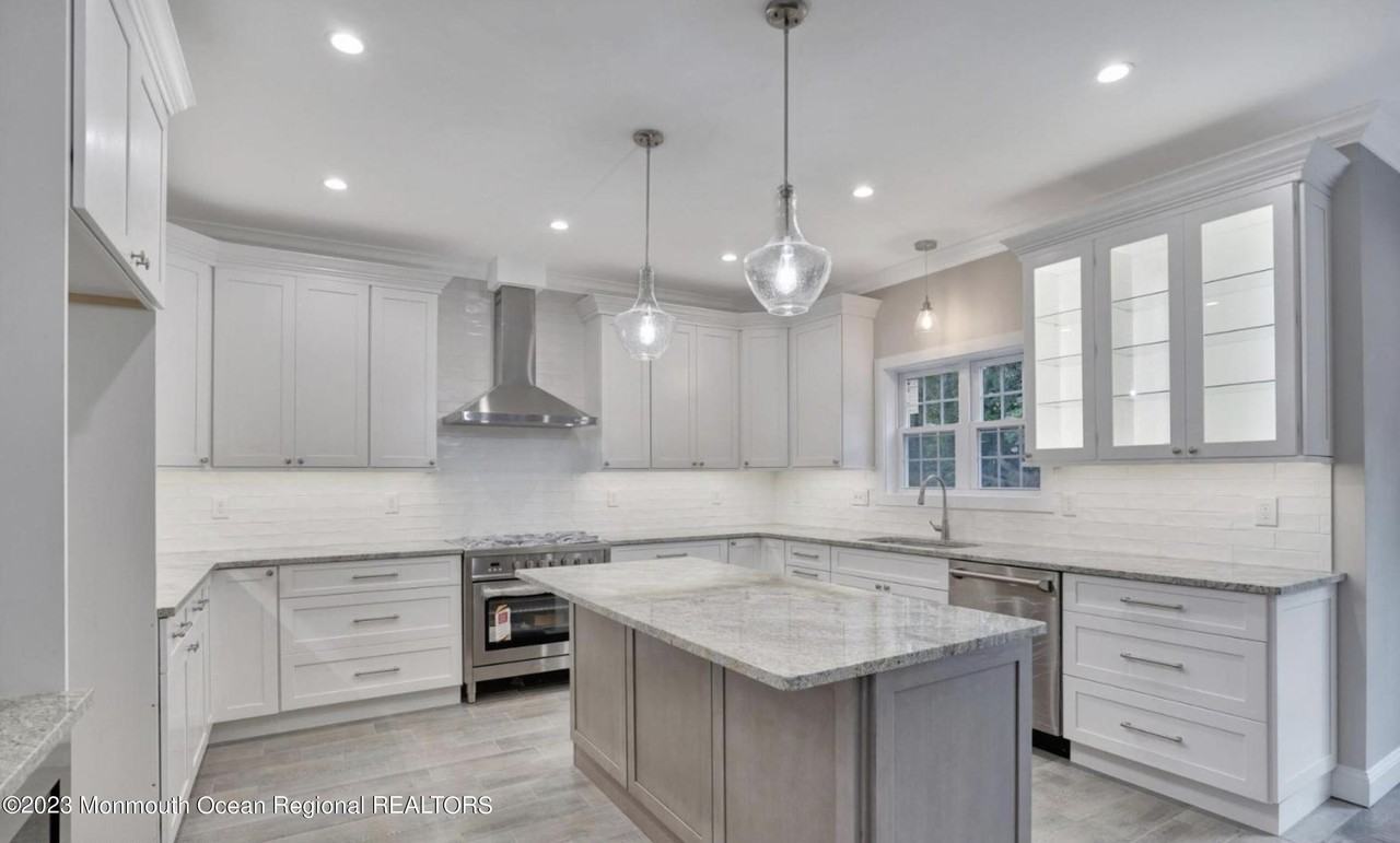 349 Eastbourne Ave - Photo 4 of 15