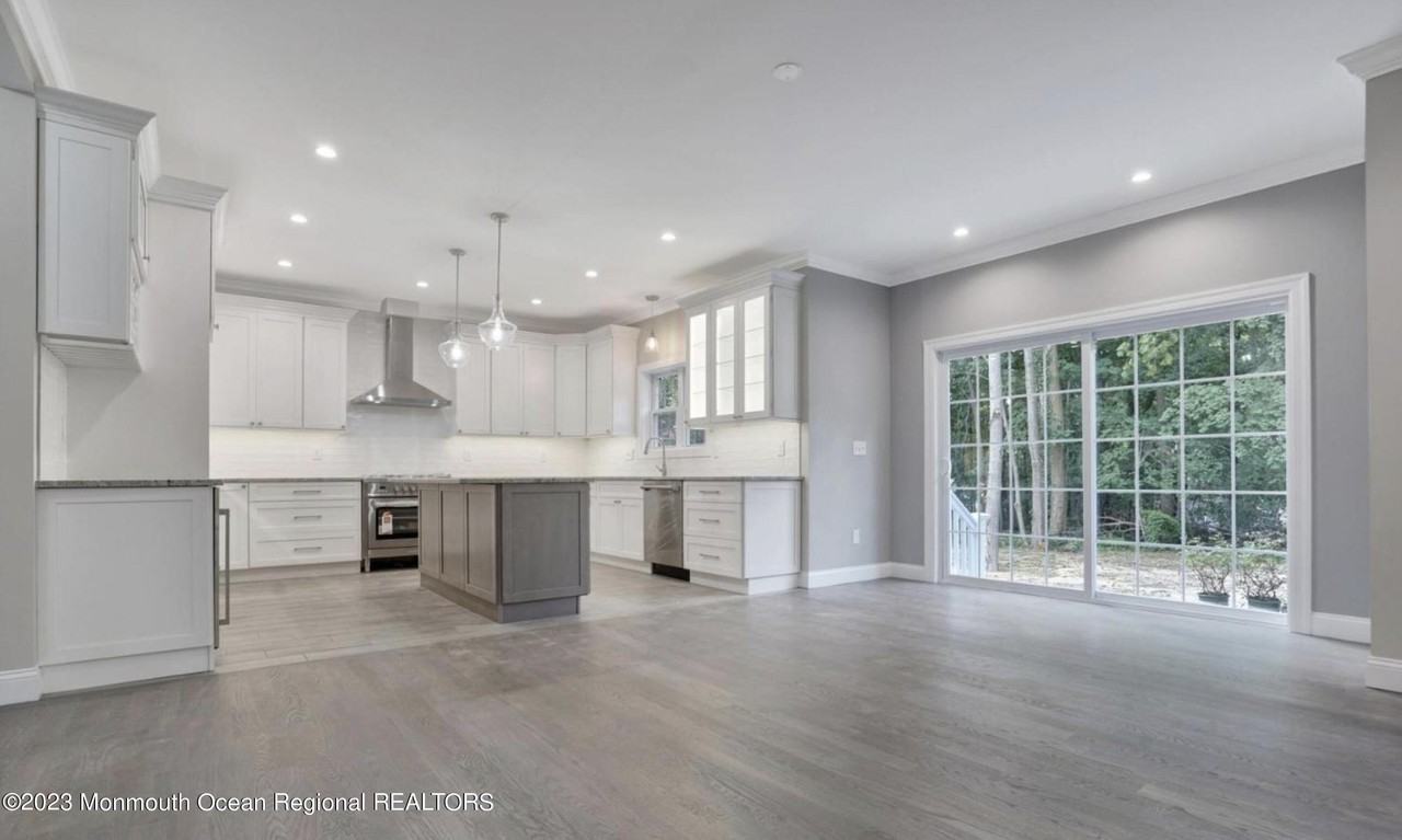 349 Eastbourne Ave - Photo 5 of 15