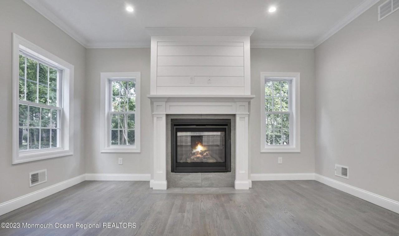 349 Eastbourne Ave - Photo 7 of 15