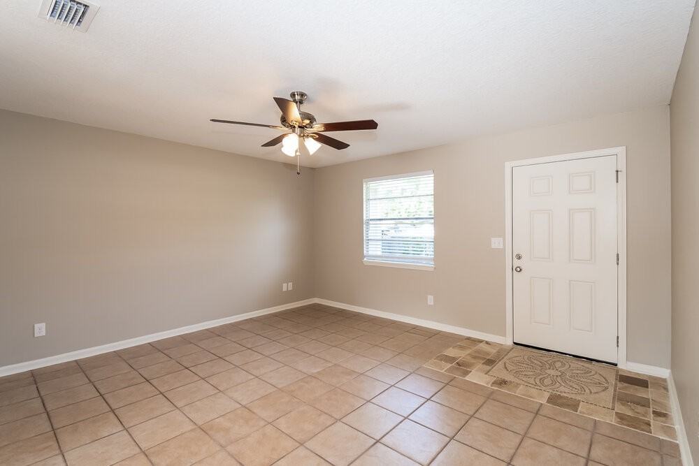10915 Horse Track Dr E - Photo 3 of 15