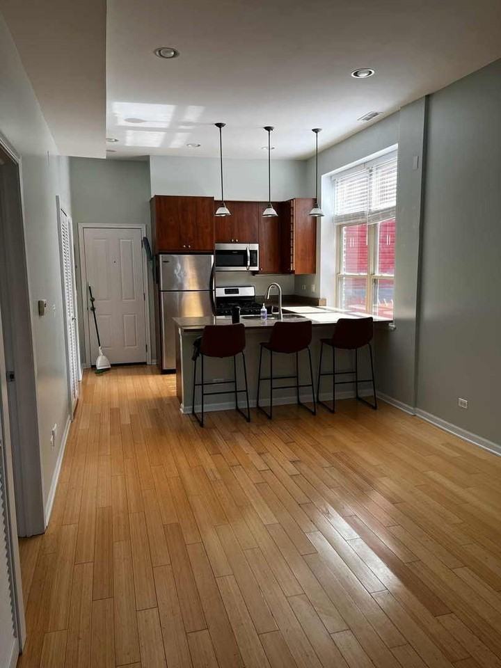 1342 N Claremont Ave #1R - Photo 3 of 13