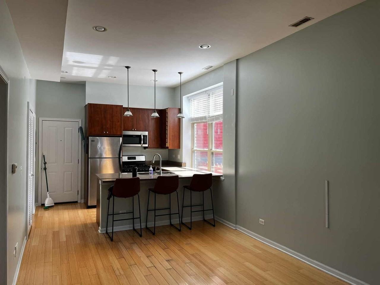1342 N Claremont Ave #1R - Photo 4 of 13