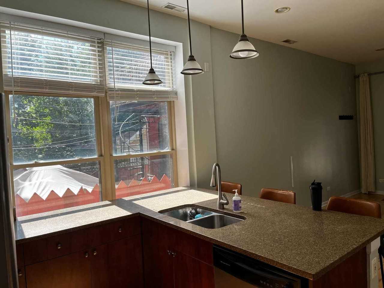 1342 N Claremont Ave #1R - Photo 5 of 13